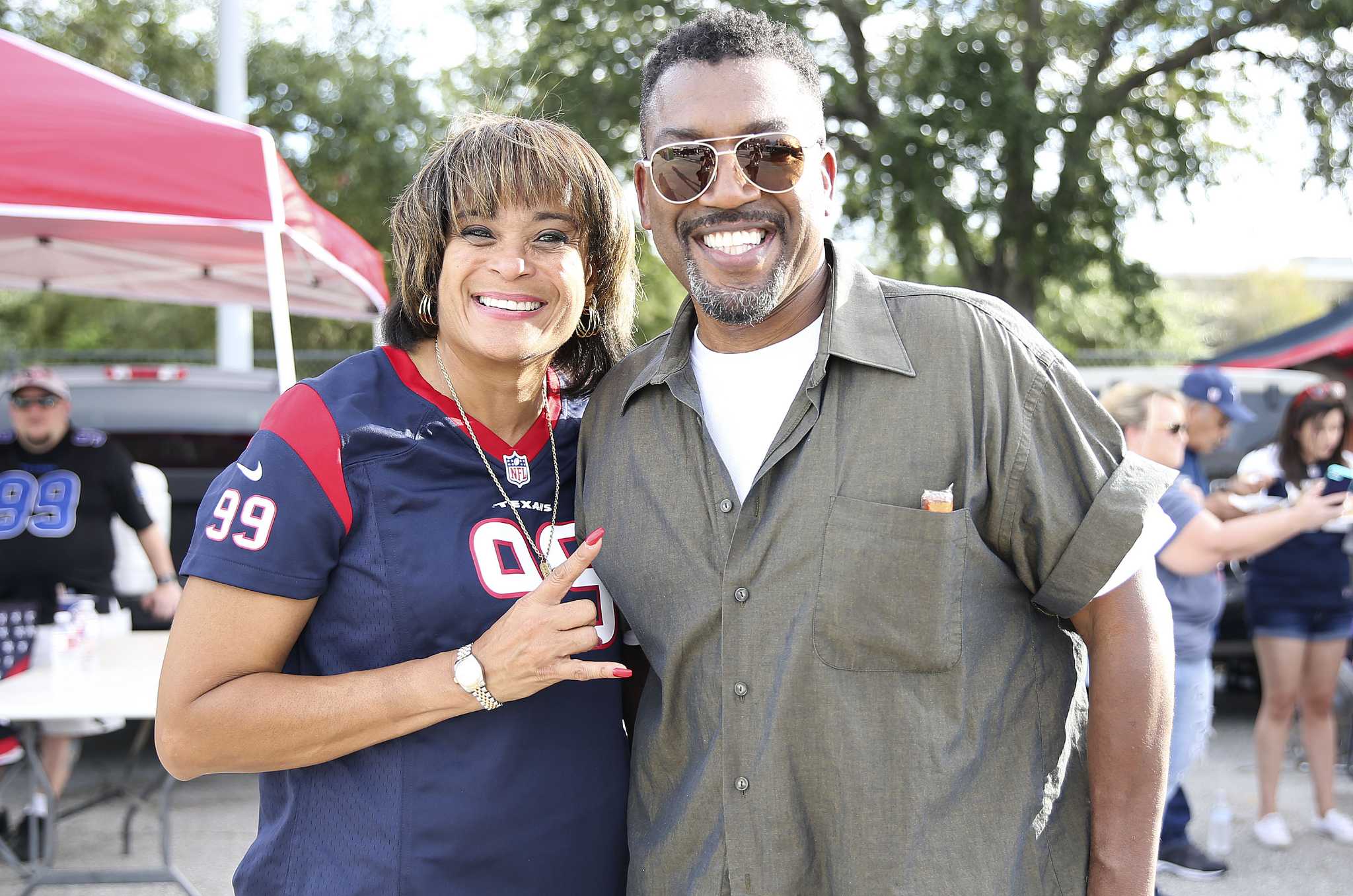 Texans, Cowboys fans party together at NRG Stadium tailgate