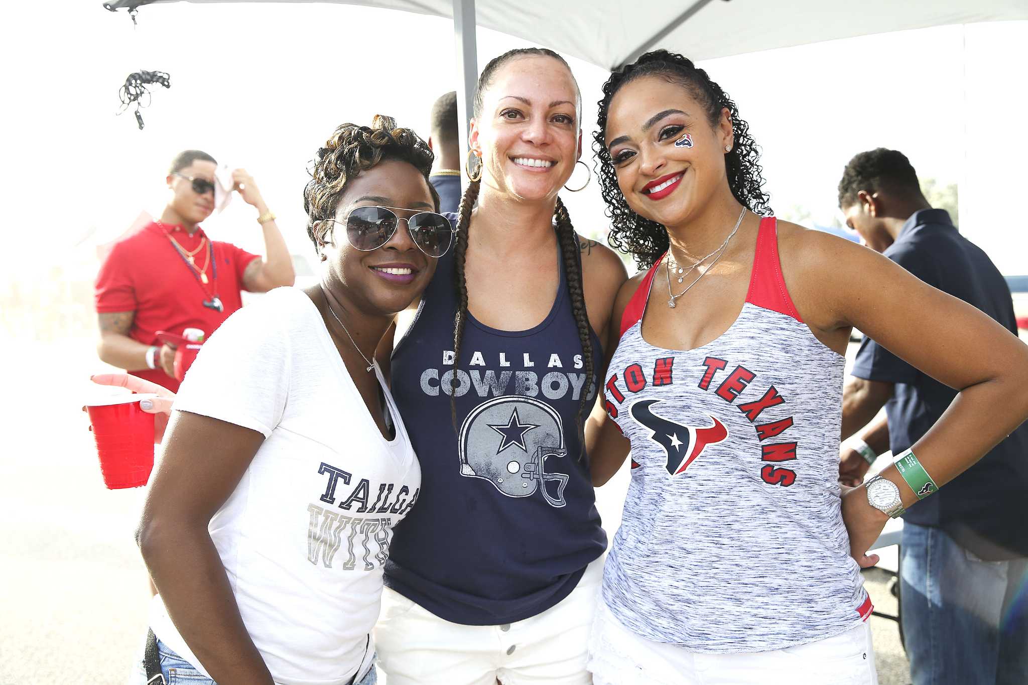 Texans, Cowboys fans party together at NRG Stadium tailgate