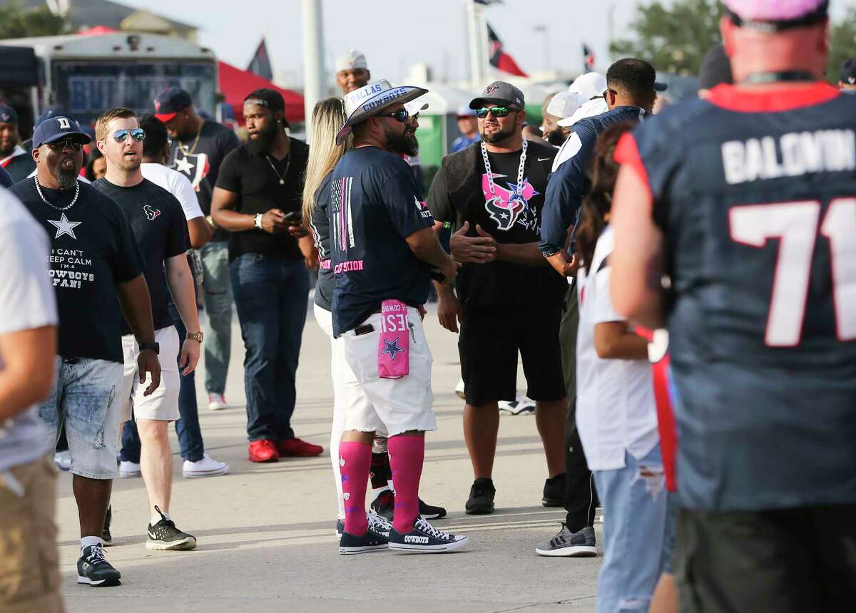 Texans, Cowboys fans party together at NRG Stadium tailgate