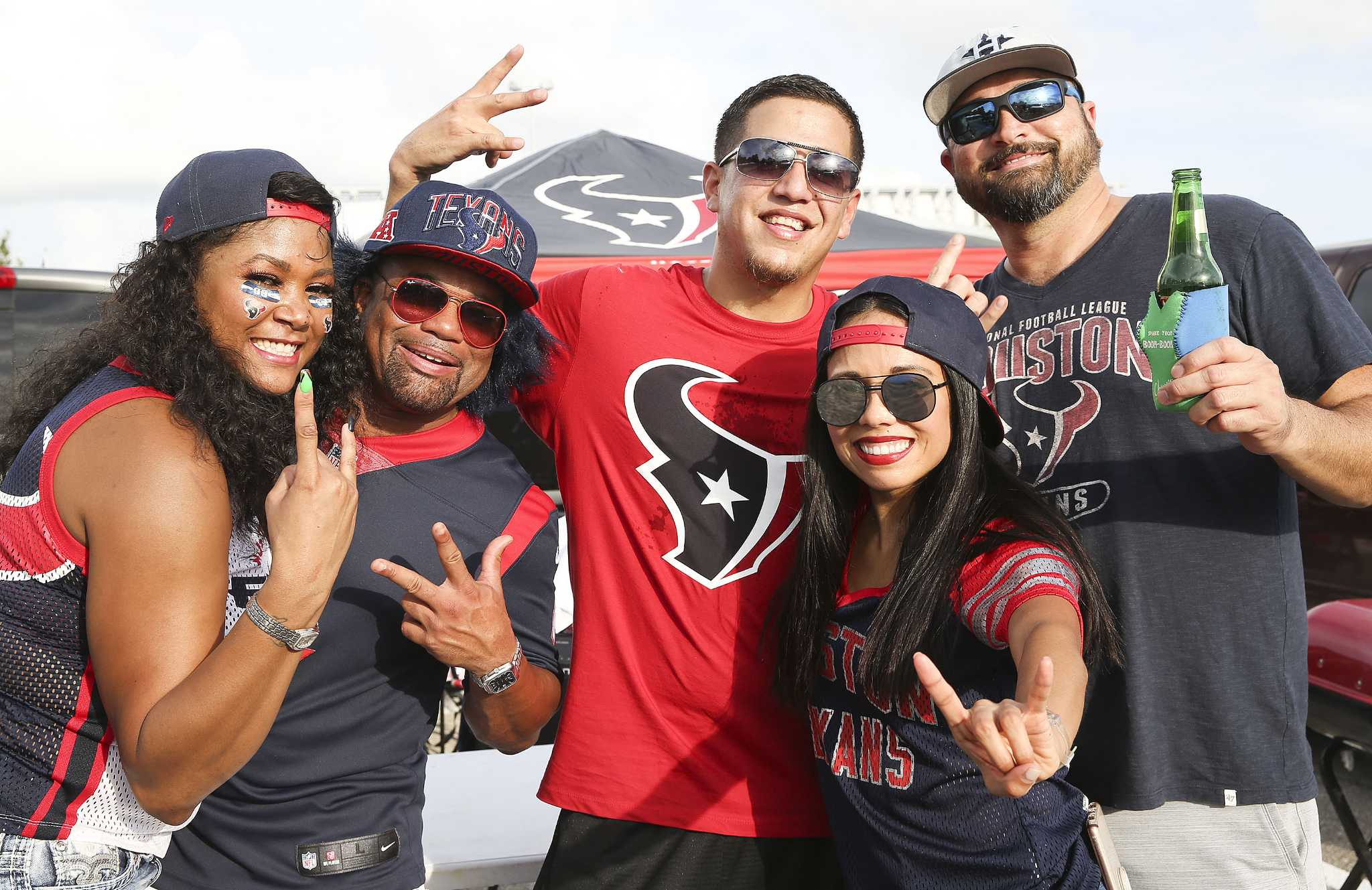 Texans, Cowboys fans party together at NRG Stadium tailgate