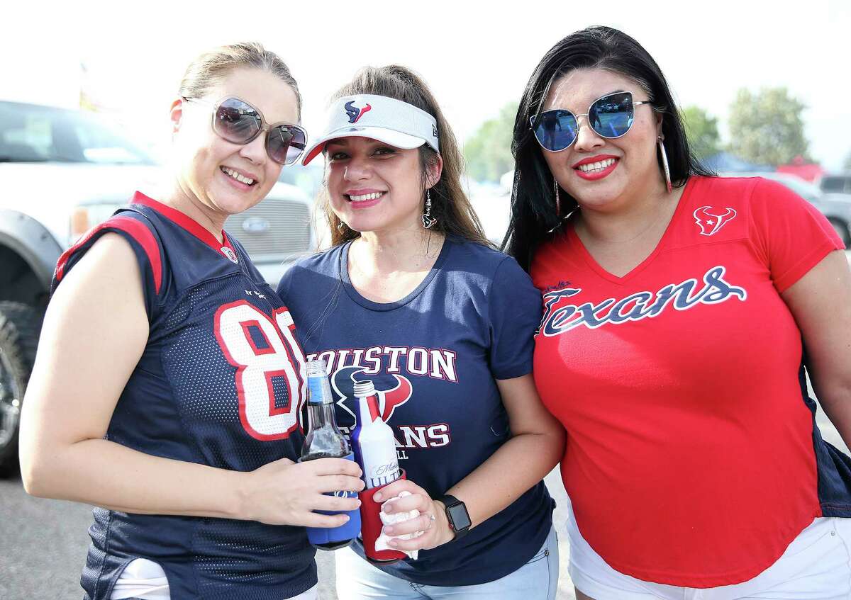 Texans, Cowboys fans party together at NRG Stadium tailgate