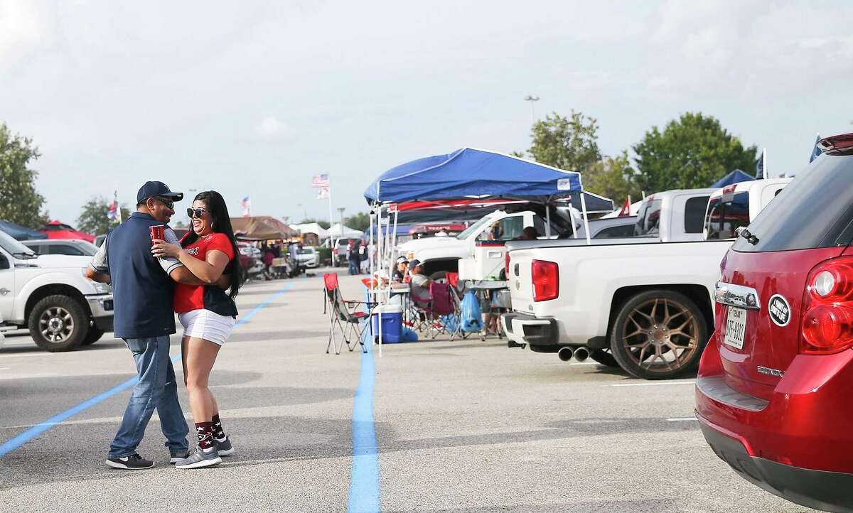 Texans, Cowboys fans party together at NRG Stadium tailgate