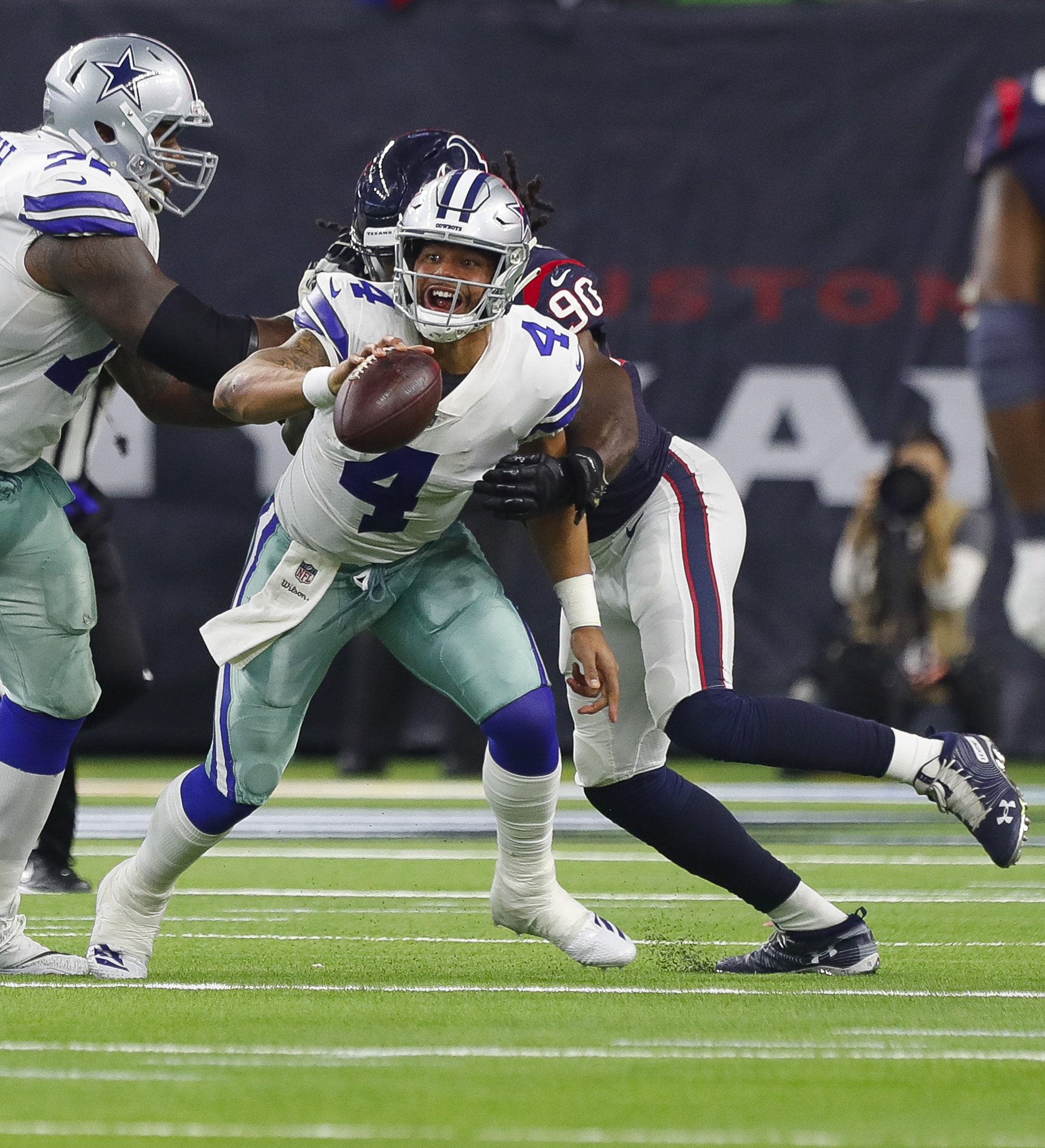 Texans bottle up Cowboys running back Ezekiel Elliott