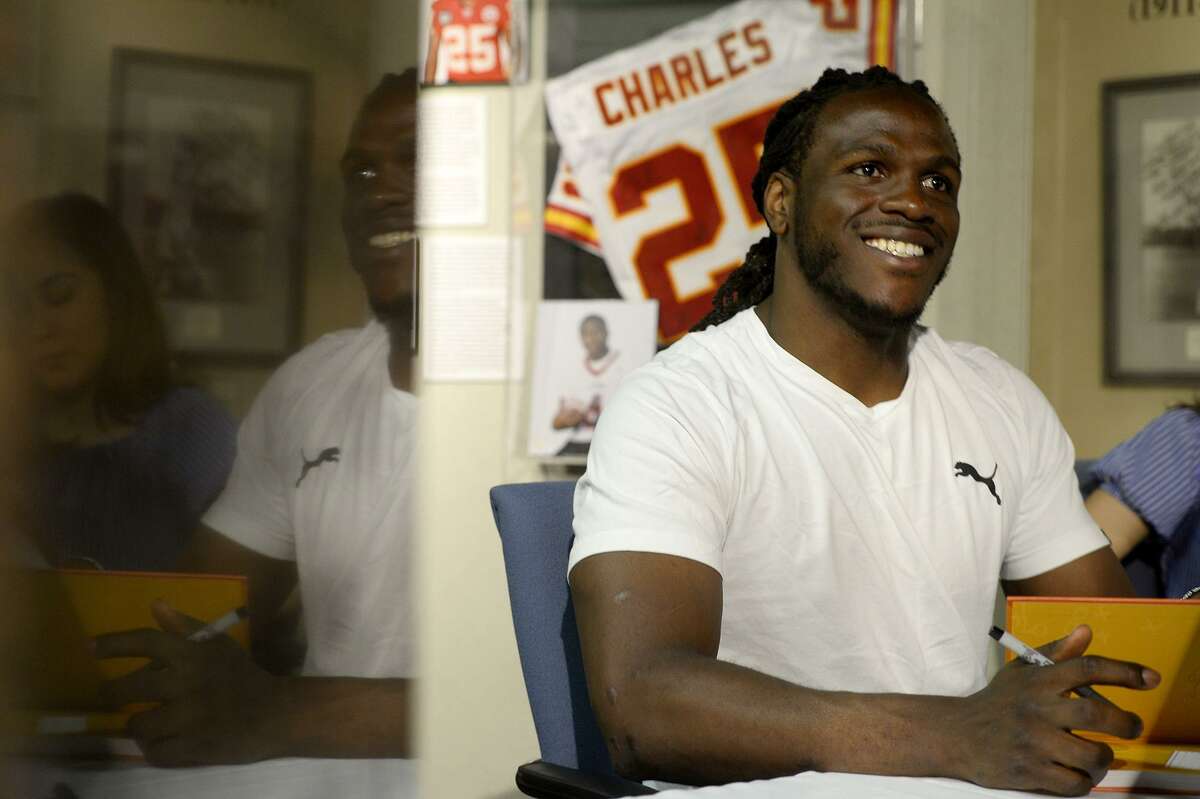 Broncos sign veteran ex-Chief Jamaal Charles