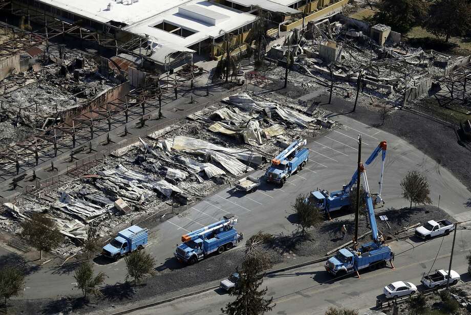 Pacific Gas & Electric crews work on restoring power lines in a fire ravaged neighborhood in Santa Rosa in October 2017. Photo: Marcio Jose Sanchez / Associated Press 2017