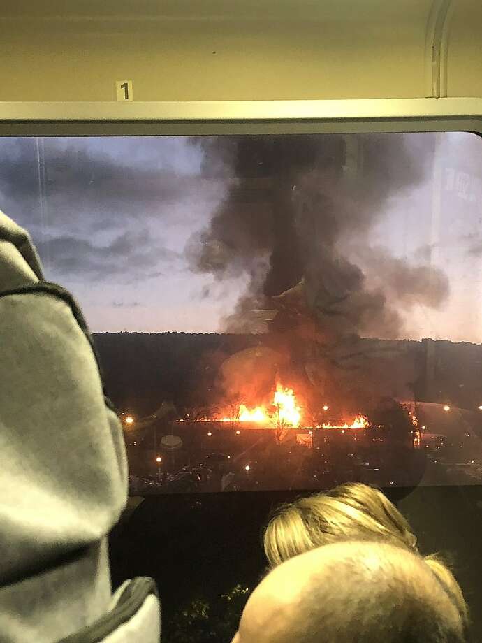 Un incendie a éclaté mercredi dans un entrepôt à Oakland, ont annoncé les autorités. Photo: Collin Straka / Twitter
