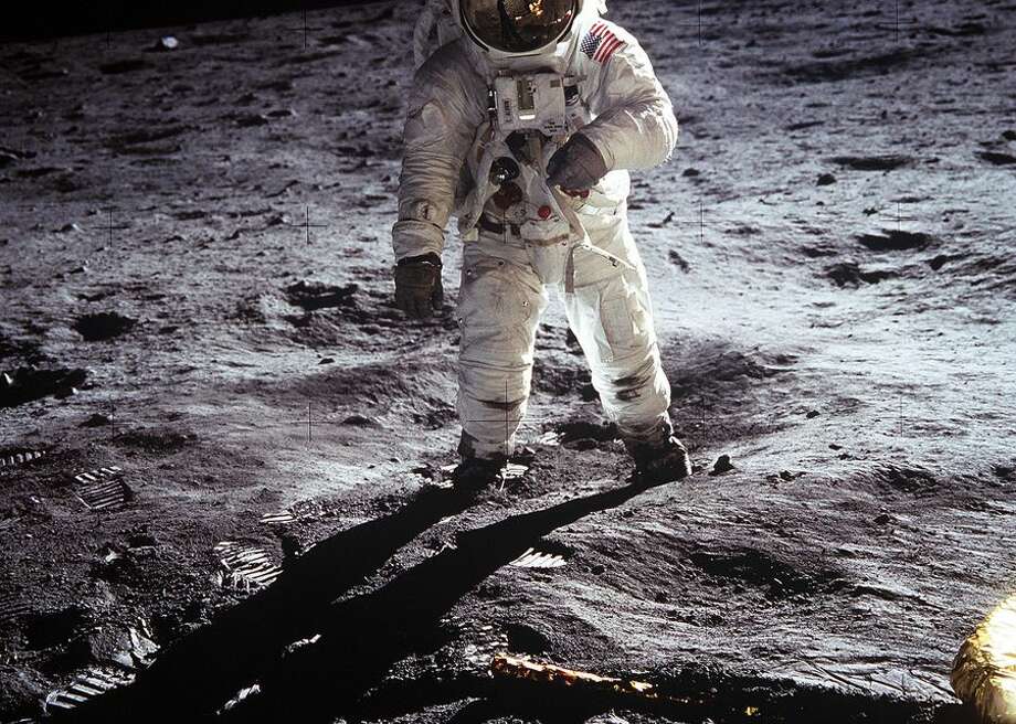 This image of Buzz Aldrin on the surface of the moon is one of the most emblematic of all the archives of Apollo 11 - and the history of NASA. Aldrin walked on the moon on July 20, 1969 with his teammate Neil Armstrong. In the image, footprints occupy the lunar ground on the left and the leg of the lunar module. 