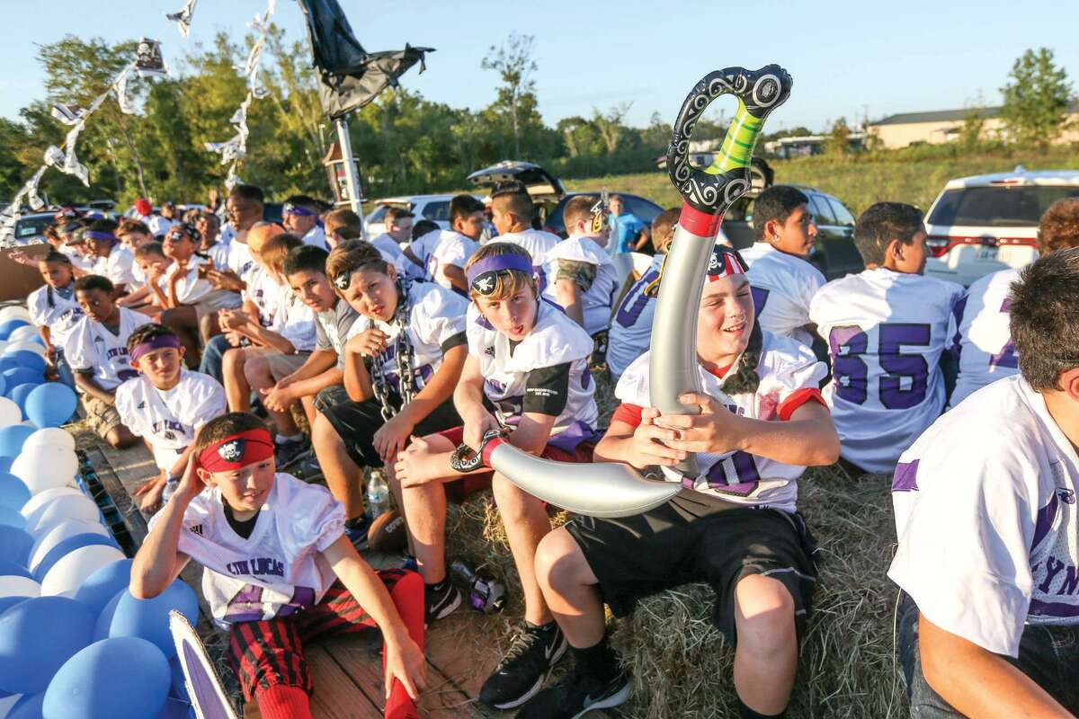 Willis ISD marks with Wizard of Ozthemed parade