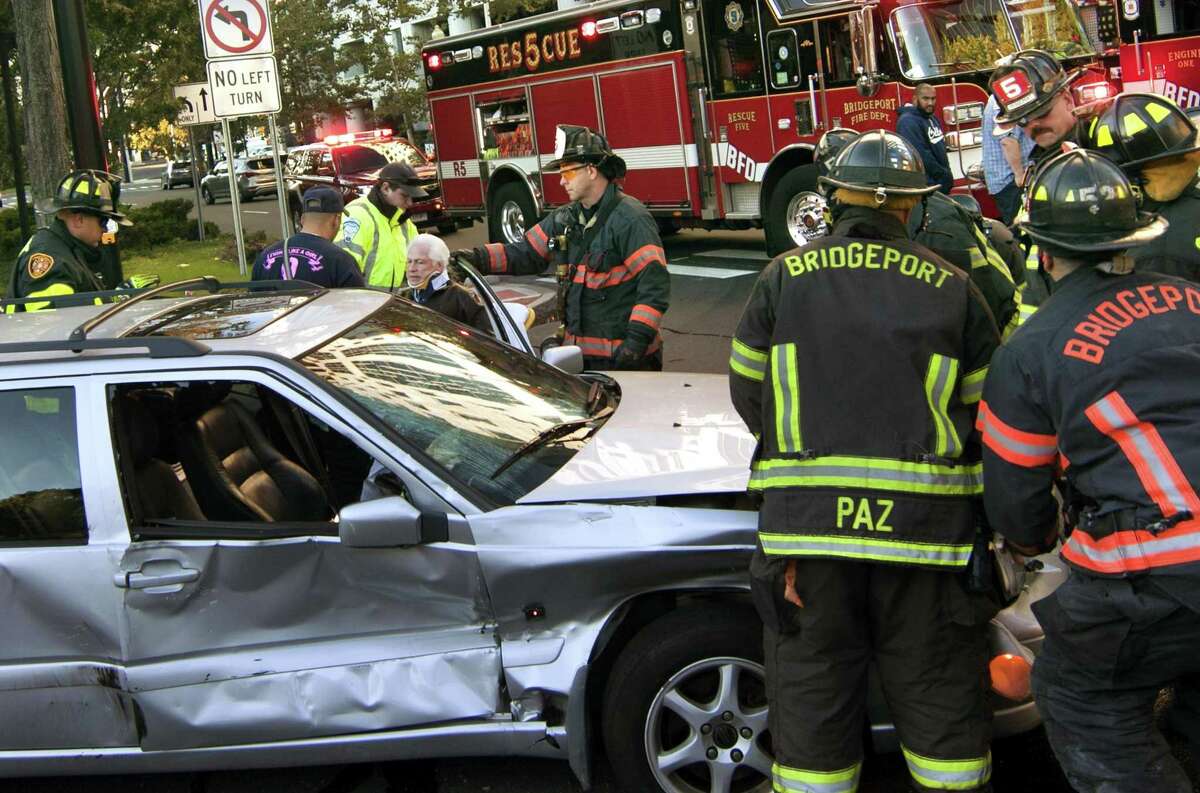 1 injured in 3car crash in Bridgeport