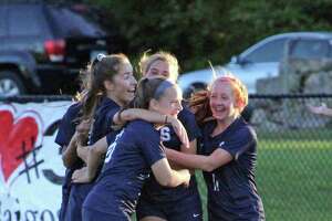Staples stays undefeated by downing Darien