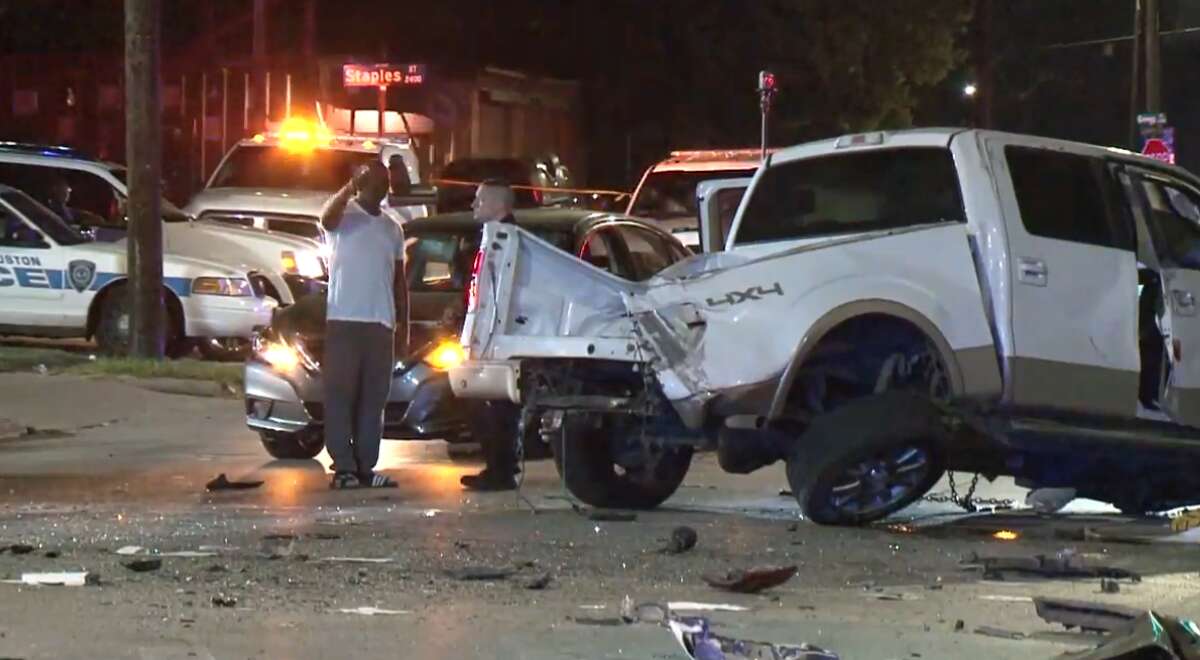 1 dead, three hospitalized in 6car Houston crash