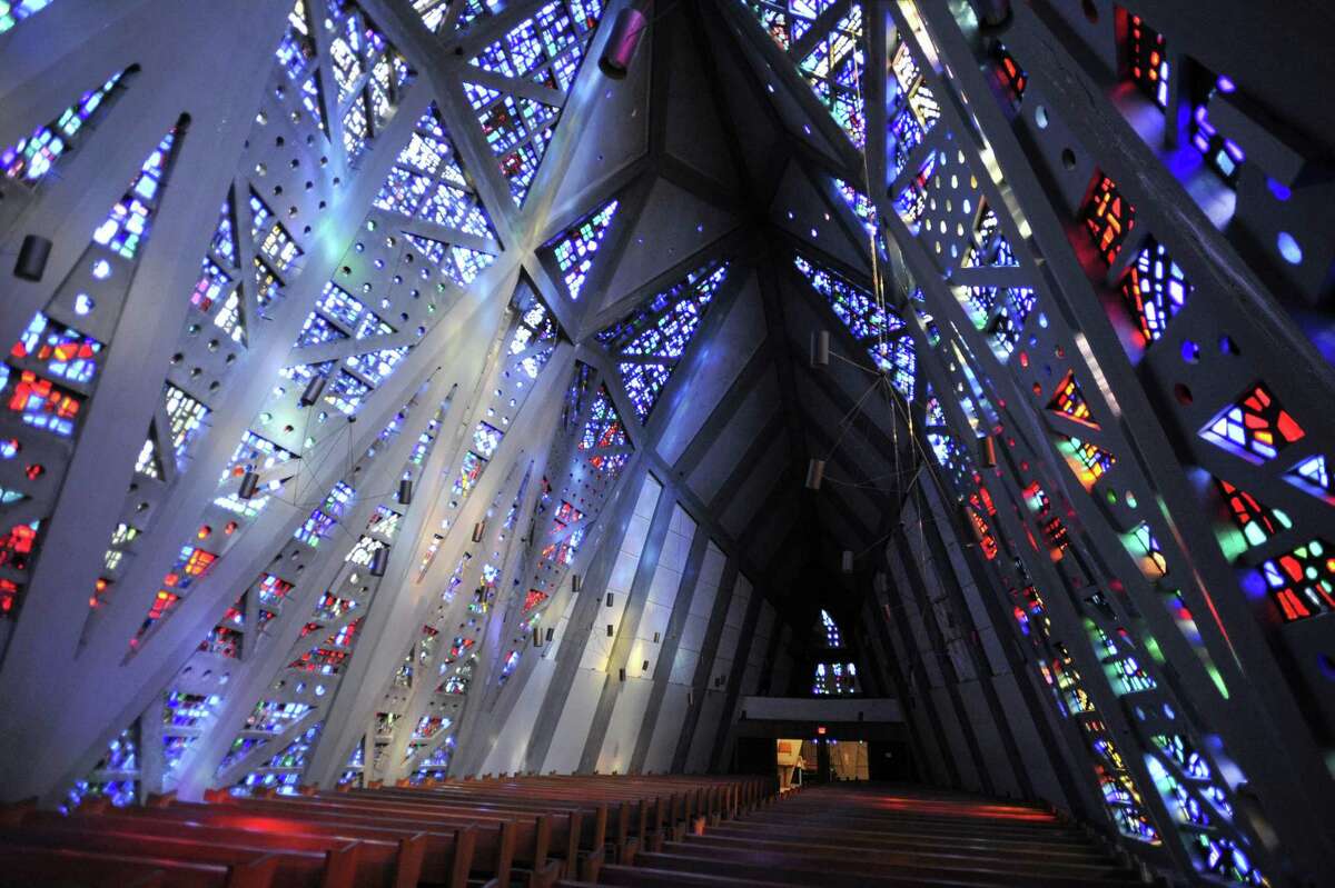 The First Presbyterian Church of Stamford, also known as Fish Church, was designed by Wallace K. Harrison and contains more than 20,000 pieces of faceted glass that depict the story of Jesus' Crucifixion and resurrection.