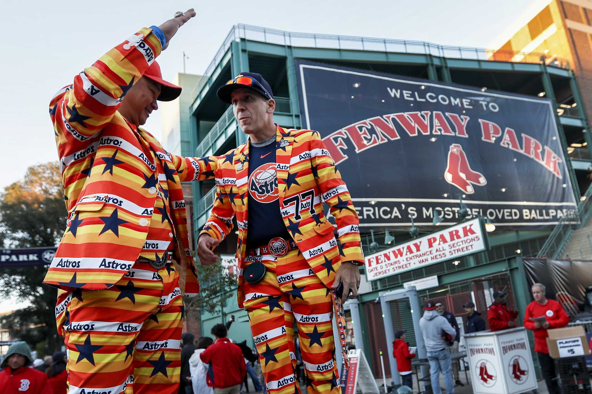 Fan struggles to put on poncho at Fenway Park 