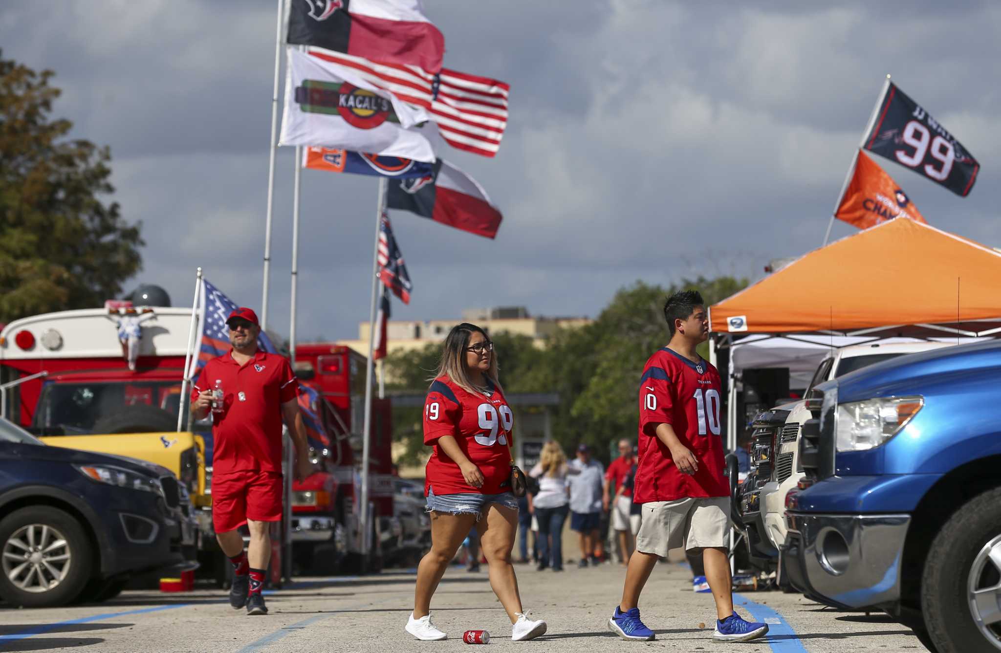 Texans fans enjoy tailgate experience before game against Bills