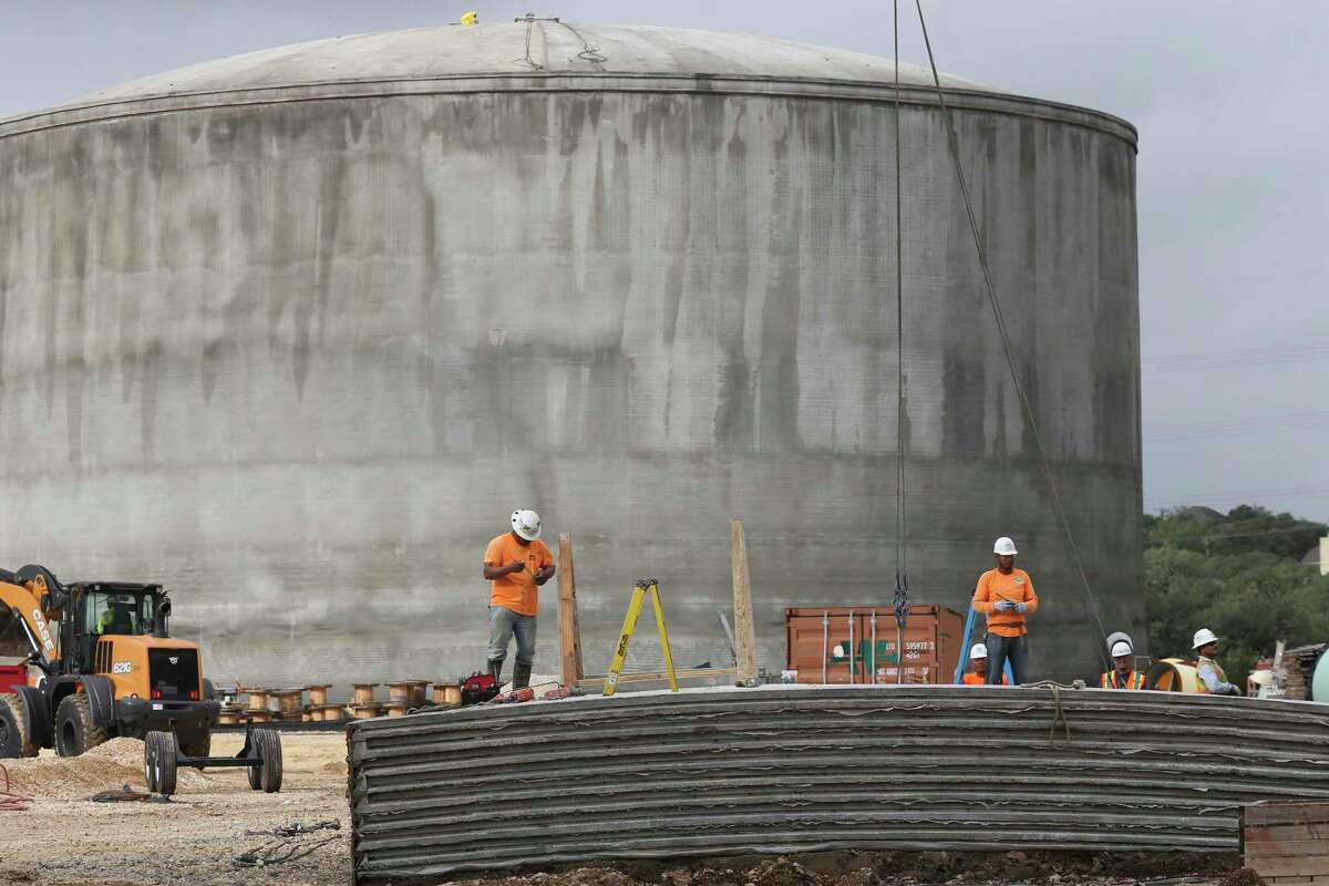 Employees for the San Antonio Water System prepare dome panels for a water tank at the Agua Vista Station in 2018. Officials with the utility do not anticipate a rate increase in 2021.