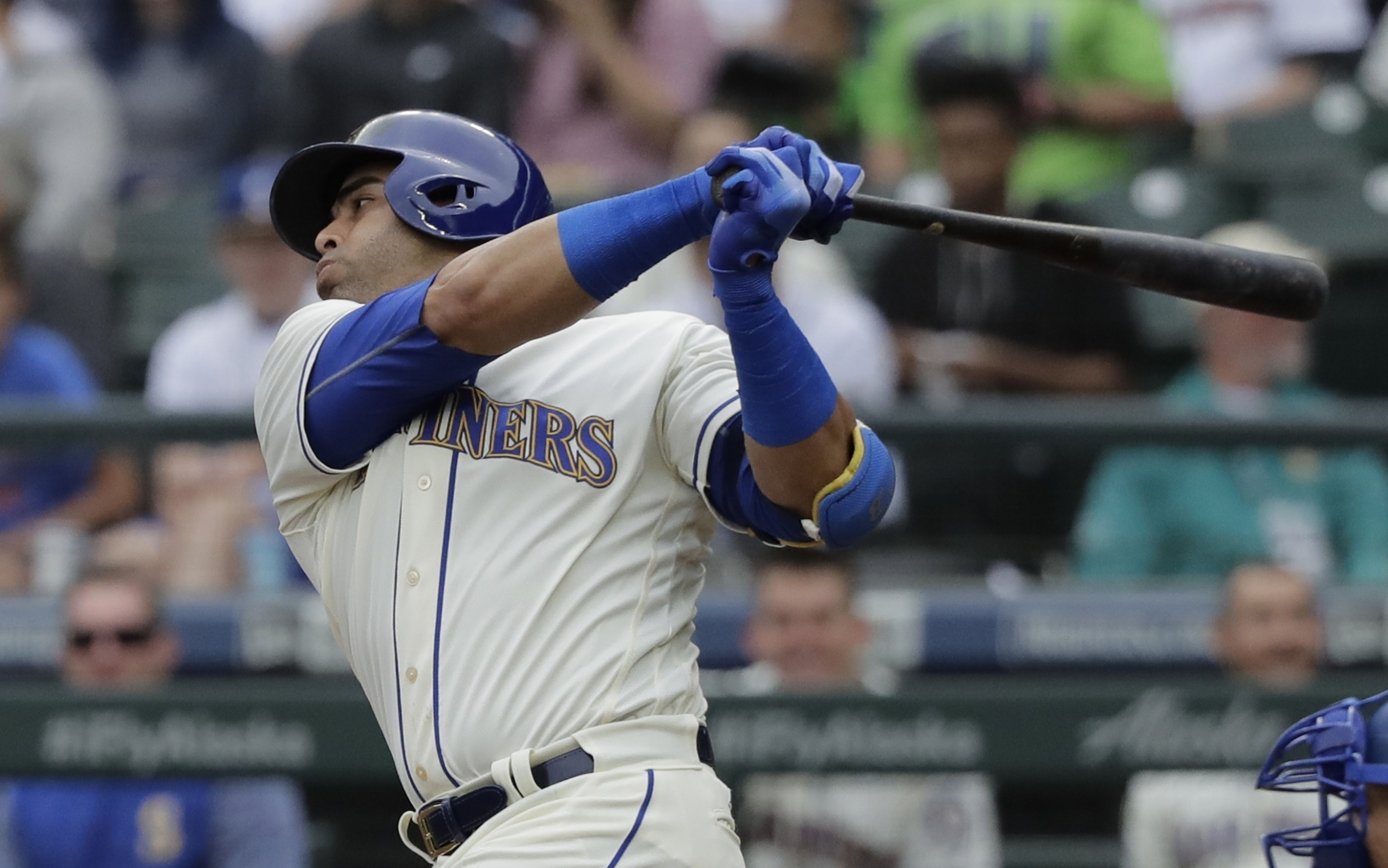 Mariners manager Scott Servais gets Edwin Diaz-inspired haircut