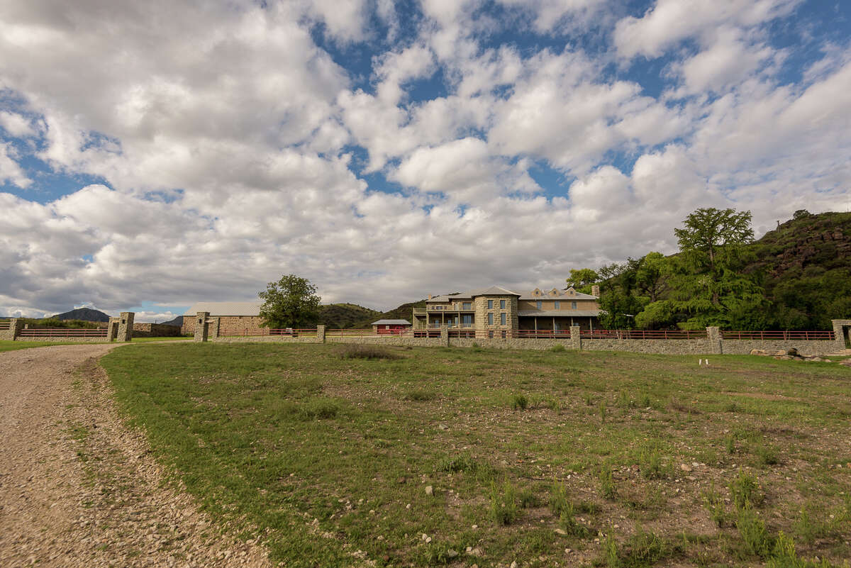 El Paso billionaire bids for huge West Texas ranch