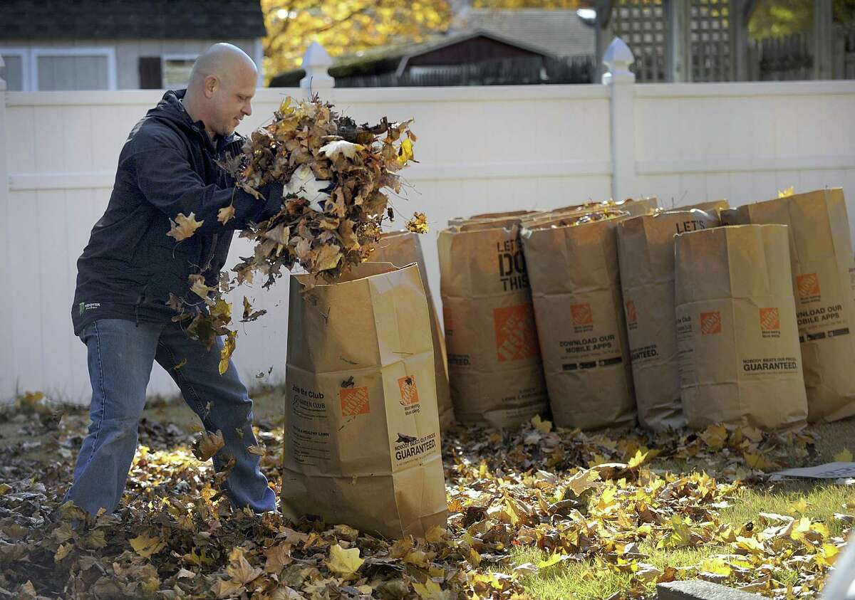 Winsted residents need permit to drop off bagged leaves