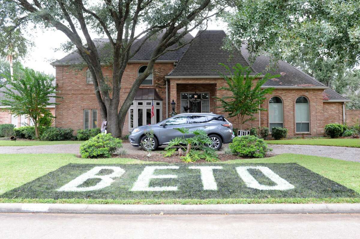 Katy resident plans to fight HOA to keep huge Beto sign in front yard
