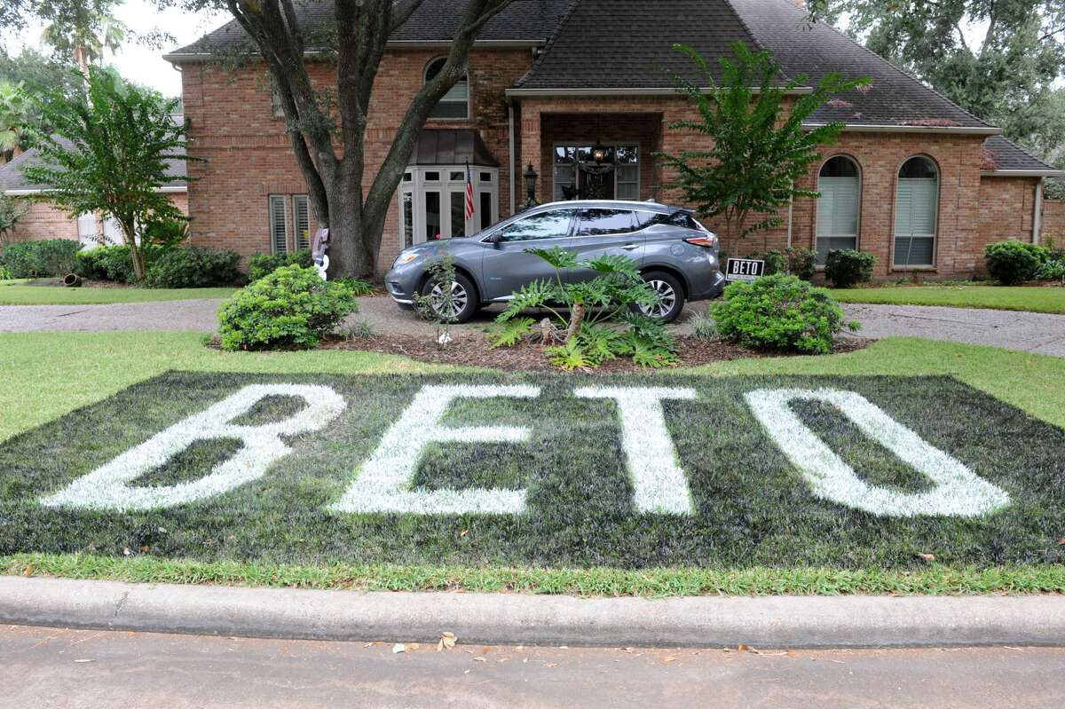 A Katy resident is fighting back against her HOA after she received a violation notice for her large Beto O'Rourke sign.
