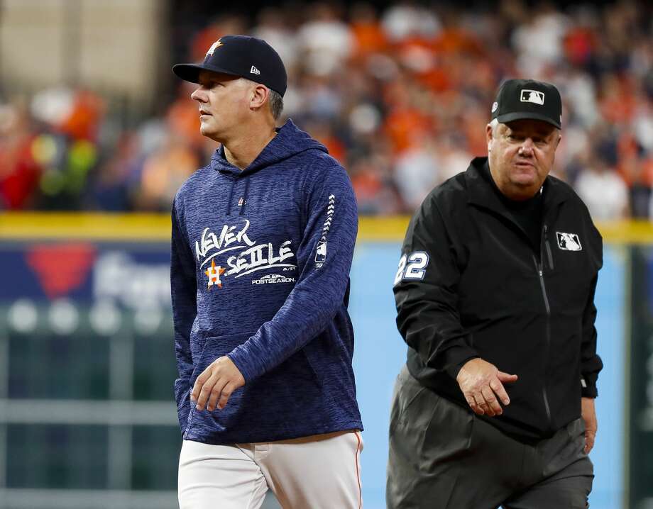 Astros manager A.J. Hinch demande des éclaircissements après que Jose Altuve (27 ans), l'attaquant désigné des Astros de Houston, ait été convoqué par un appel des supporters lors de la première manche du quatrième match de la série de la Ligue américaine, disputée à Minute Maid Park le mercredi 17 octobre 2018 à Houston. . Photo: Karen Warren / Photographe de personnel