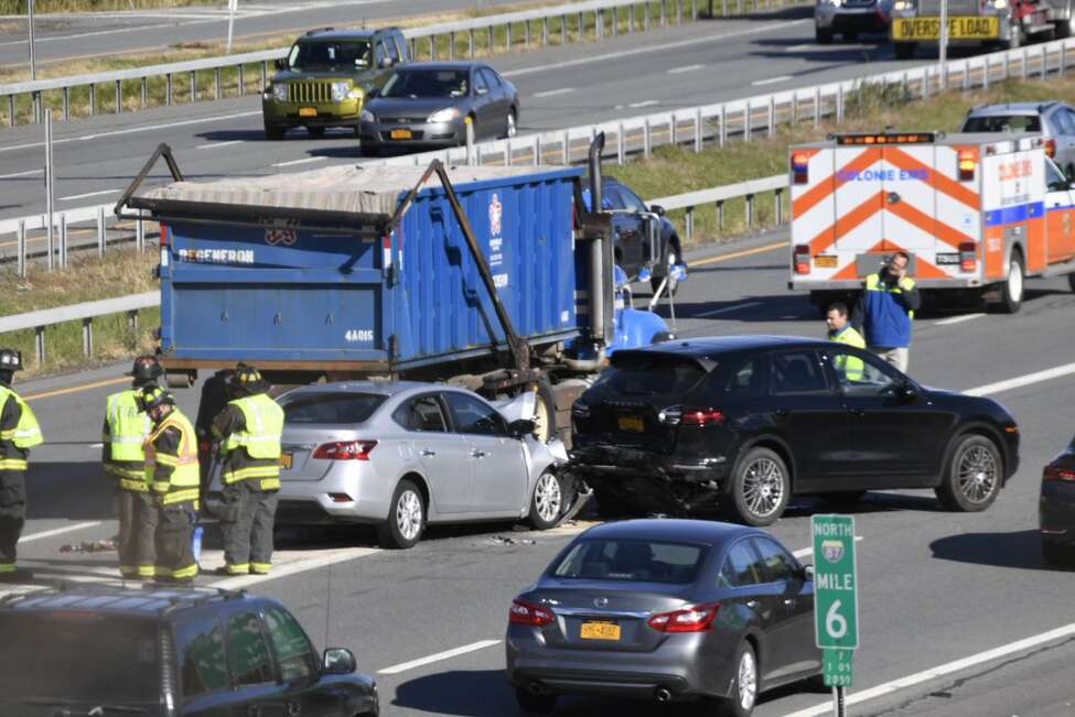 Multivehicle crash on I87 northbound