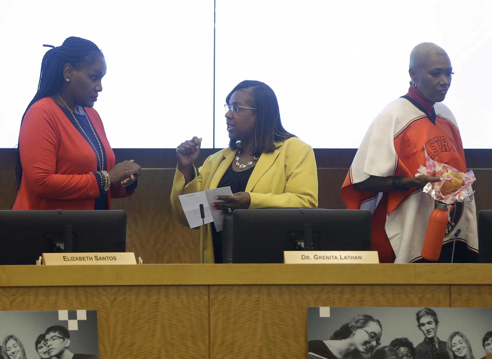 HISD trustees unanimously vote to keep Lathan as interim superintendent - Housto...