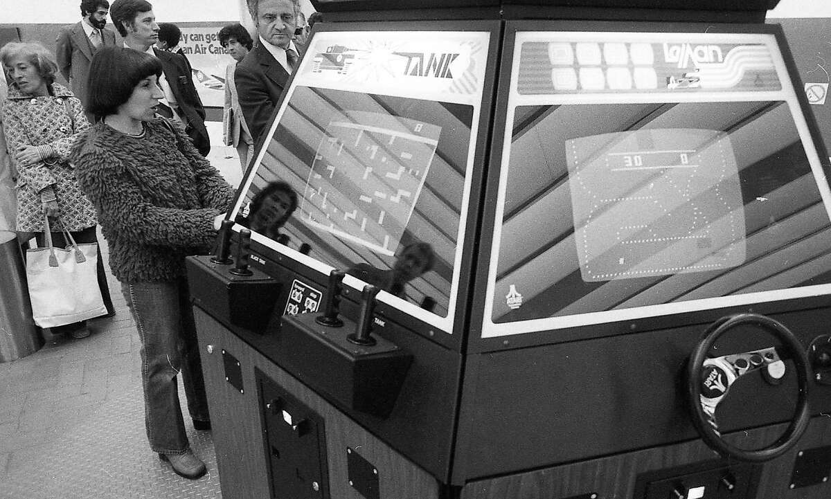 1976年12月7日:雅达利在鲍威尔街BART站首次推出了几款新游戏，包括坦克和勒芒。