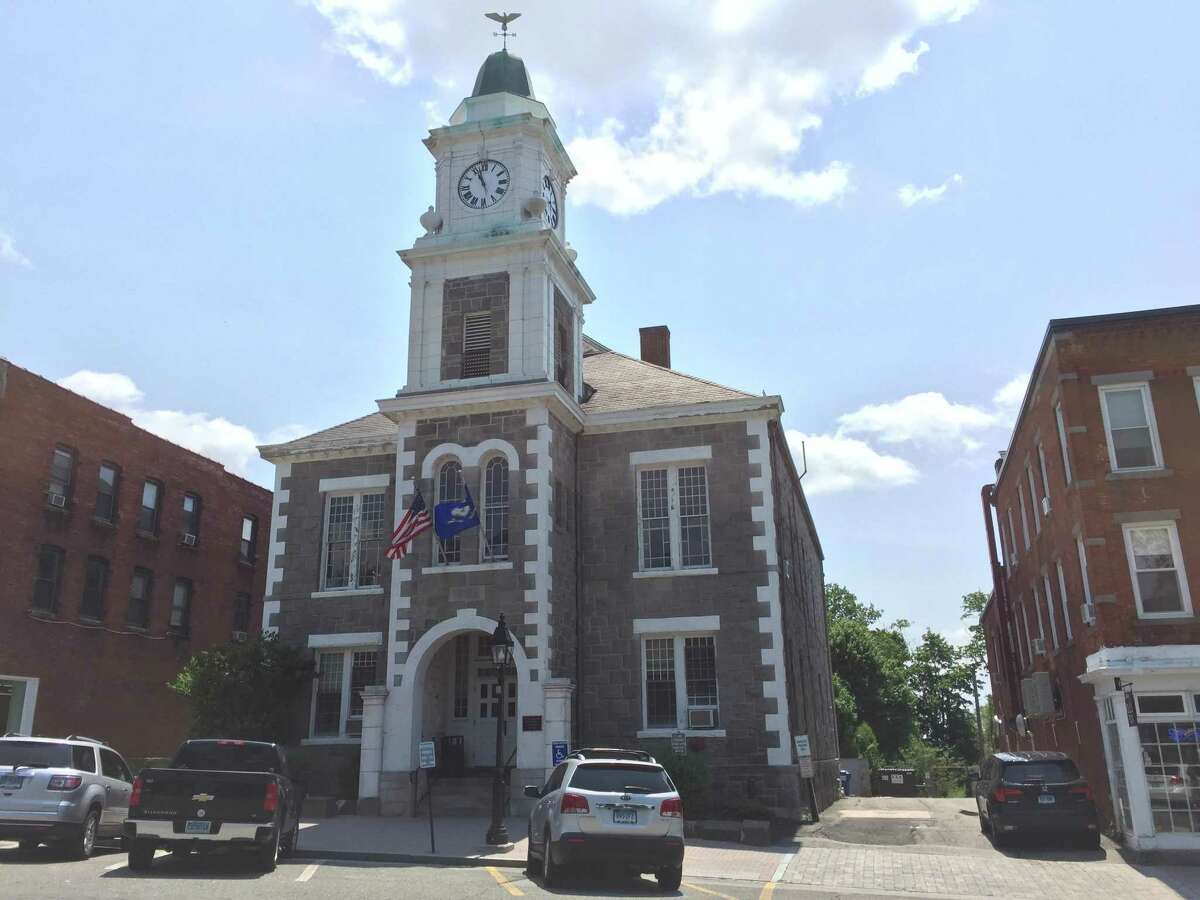 Litchfield residents discuss proposal to use old courthouse for Town Hall