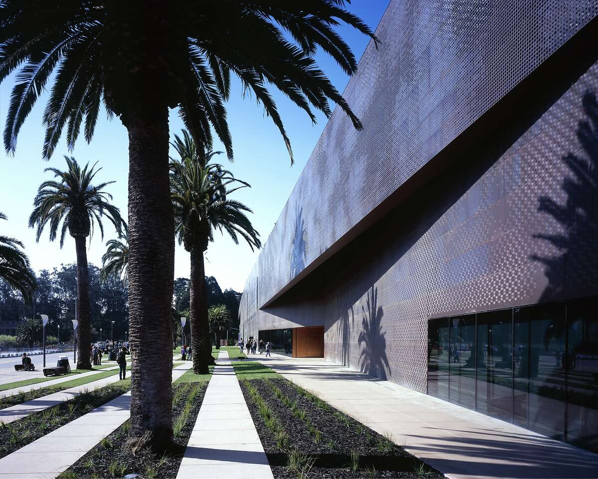 德扬博物馆，旧金山，2005。入口。建筑师:赫尔佐格和德梅隆。(图片来源:Arcaid/UIG via Getty Images)