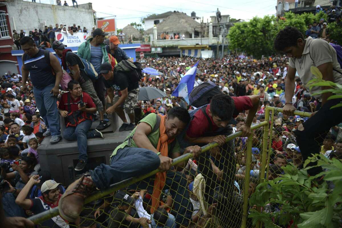 Miles de migrates hondureños se apresuran hacia México en Tecún Umán, Guatemala, el viernes 19 de octubre de 2018.