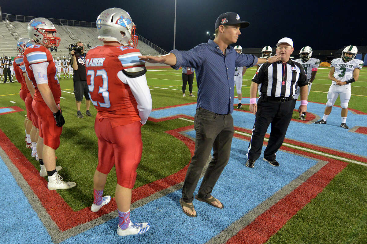 Alabama High School Football Coach Goes Viral for Teaching Players How to  Change a Flat Tire, Coach Carter is teaching his players real life  lessons! 👏 (H/T LightWorkers)