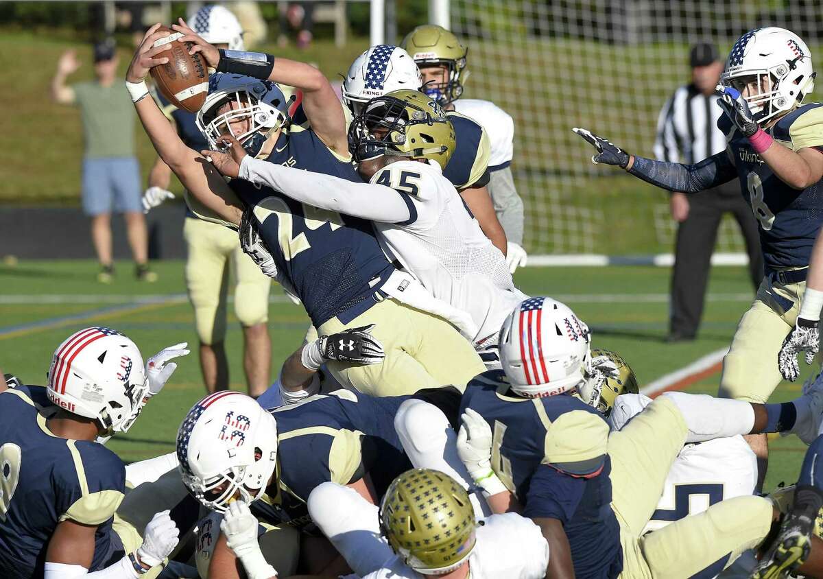rye-country-day-football-spoils-king-homecoming