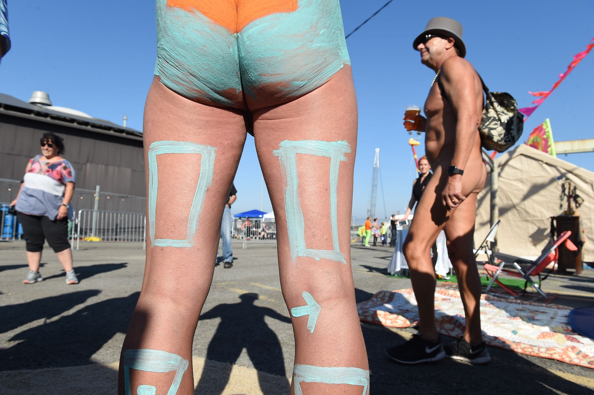 Beach Body Paint Naked - Nude body painting takes over San Francisco's 'urban Burning Man'