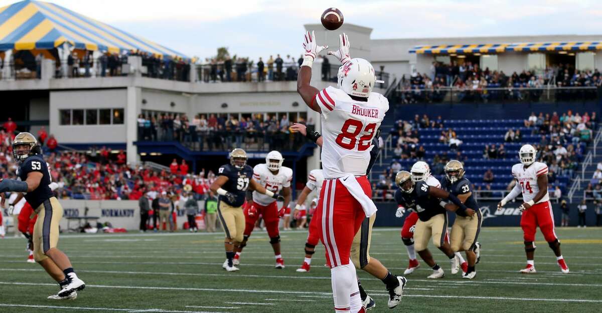 ANNAPOLIS, MD - OCTOBER 20: Romello Brooker #82 of the Houston Cougars catches a touchdown against the Navy Midshipmen during the second half at Navy-Marines Memorial Stadium on October 20, 2018 in Annapolis, Maryland. (Photo by Will Newton/Getty Images)