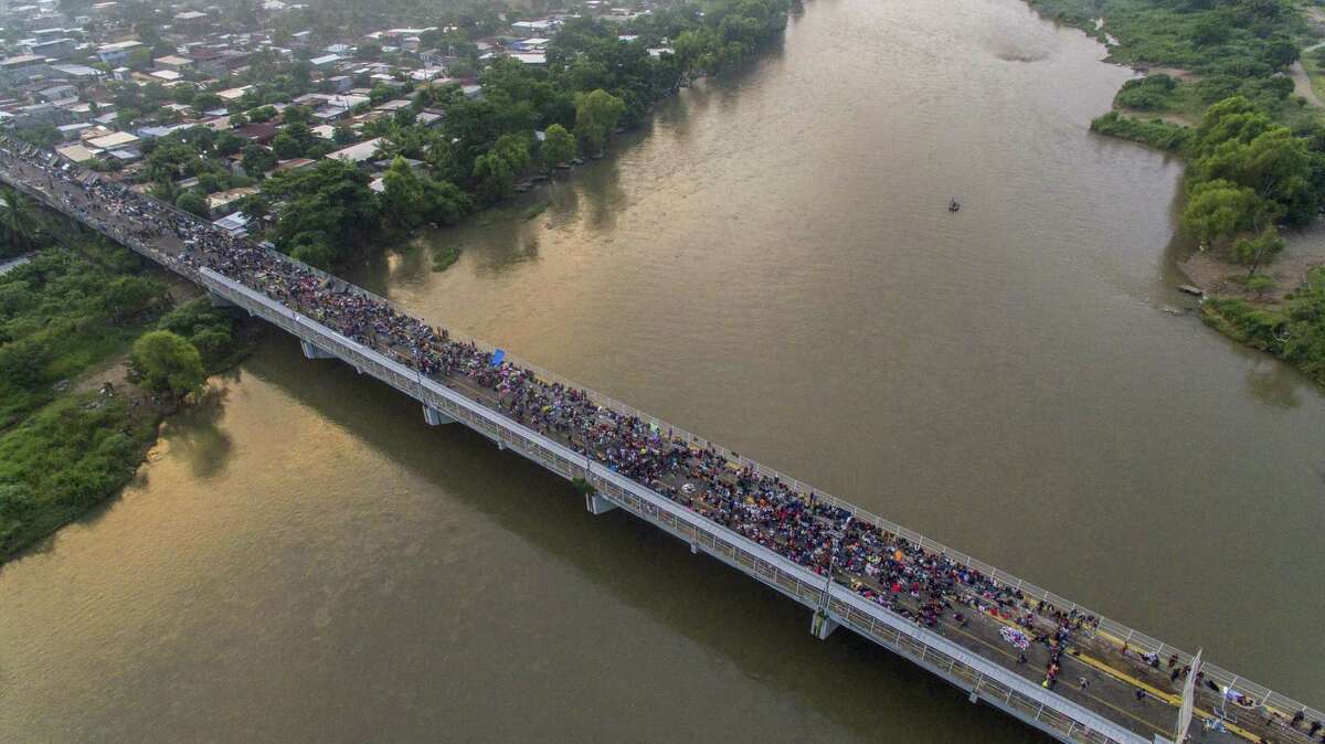 Una vista aérea de la caravana migrante hondureña que se dirige a los Estados Unidos, en el puente internacional fronterizo Guatemala-México en Ciudad Hidalgo, estado de Chiapas, México, el 20 de octubre de 2018.