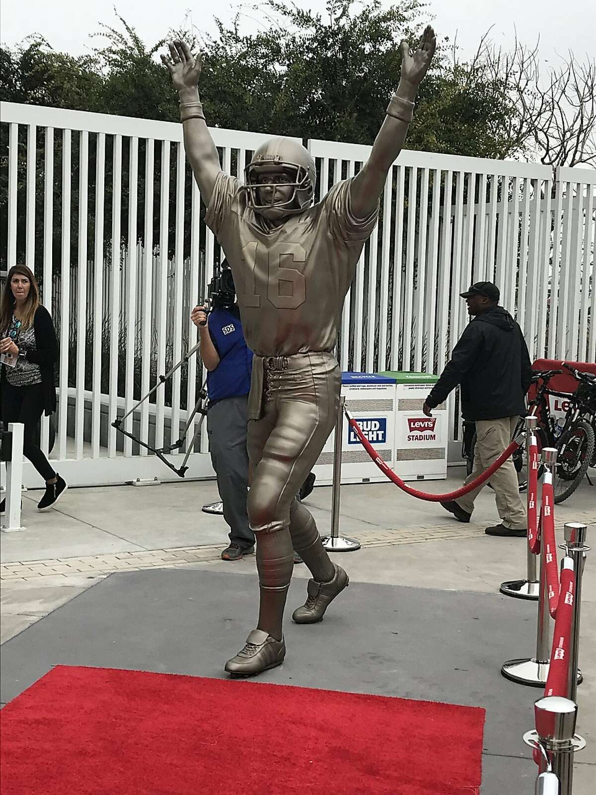 Statue of Joe Montana.