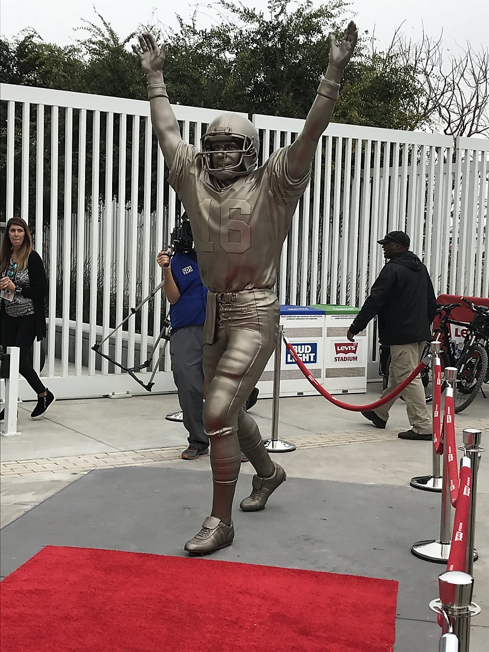 49ers Unveil 2 Statues at Levi's Stadium Commemorating 'The Catch