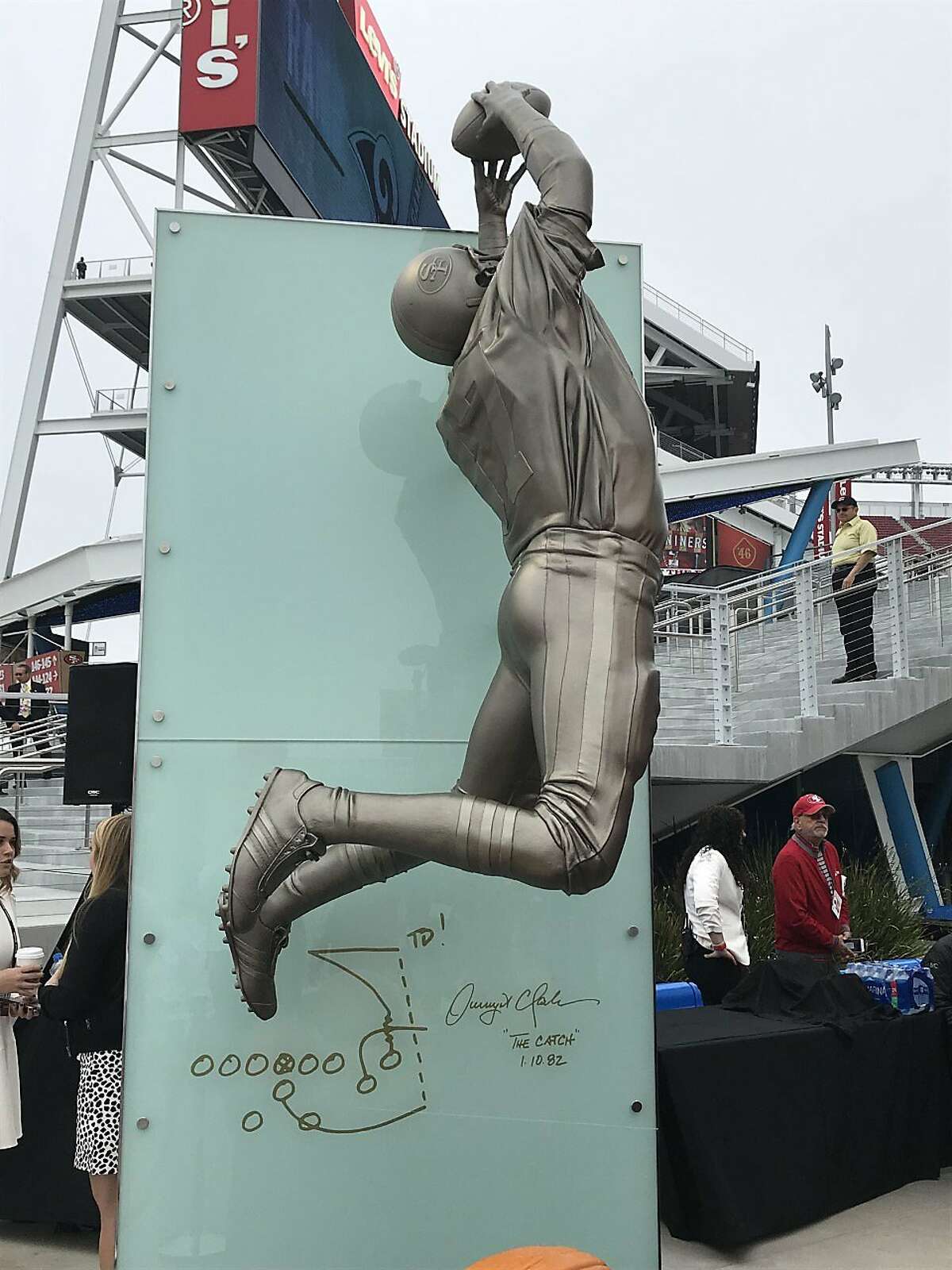 49ers To Honor Joe Montana & Dwight Clark With 11-Feet-Tall The