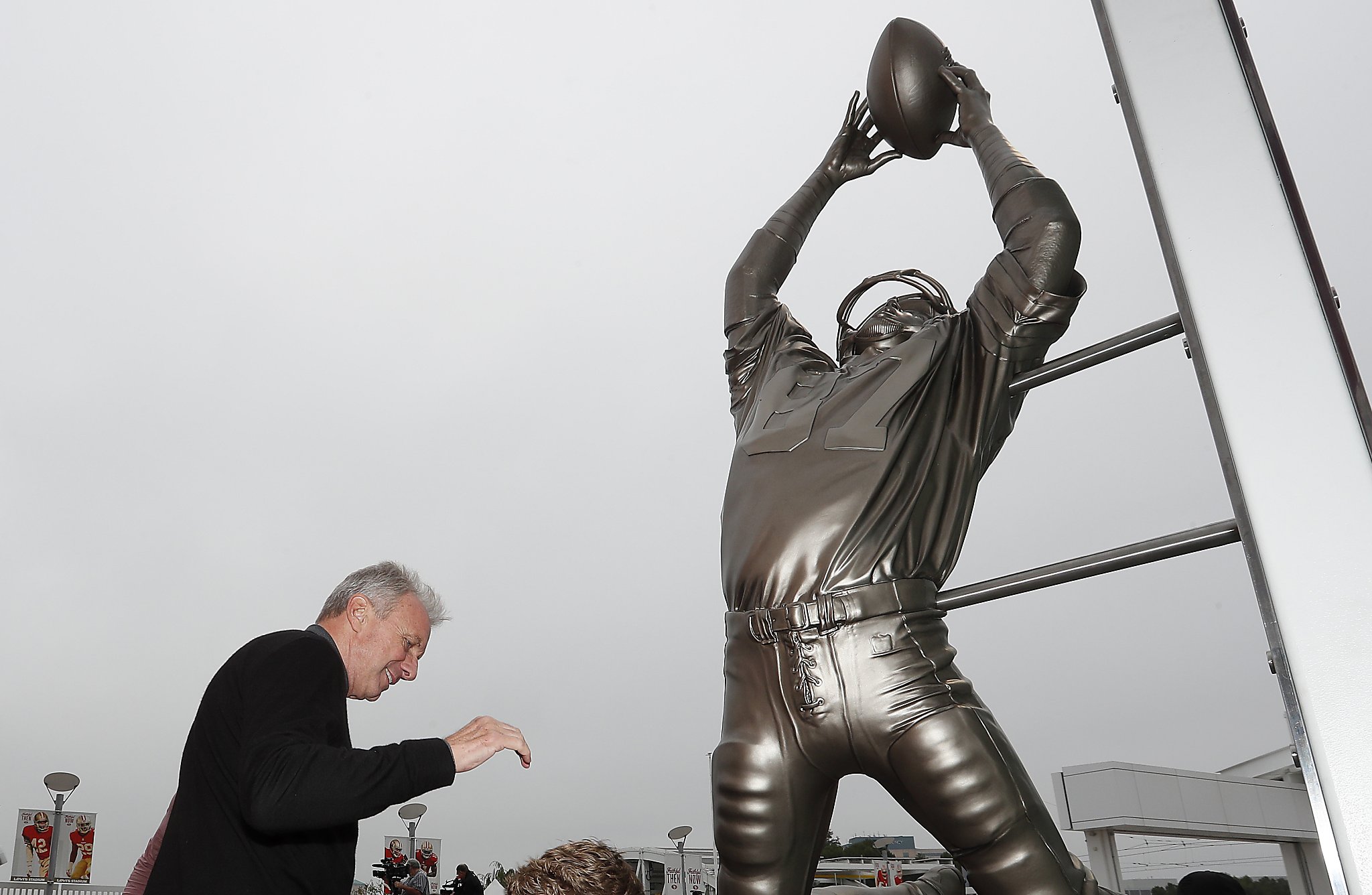 49ers Joe Montana salutes Dwight Clark at statue unveiling