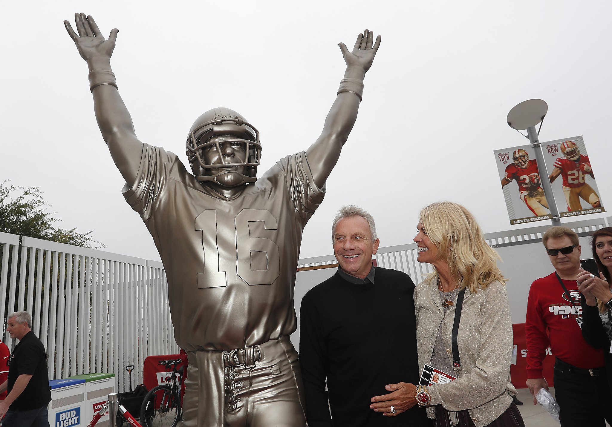 San Francisco 49ers honor legends Dwight Clark, Joe Montana with statues  reenacting 'The Catch' outside Levi's Stadium in Santa Clara - ABC7 San  Francisco