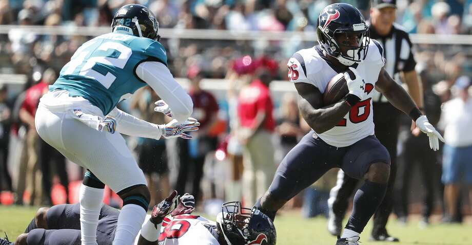 PHOTOS: Texans vs Jaguars
Le demi offensif des Texans de Houston, Lamar Miller, s’éloigne de la sécurité, Barry Church (42), lors de la première partie d’un match de football de la NFL au TIAA Bank Field, le dimanche 21 octobre 2018 à Jacksonville.
>>> Voir plus de photos des Texans lors de la victoire de dimanche sur les Jaguars ... Photo: Brett Coomer / Photographe personnel