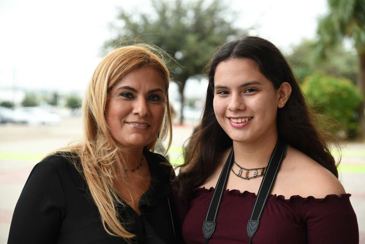 Attendees pose for a photo before the Romeo Santos concert.