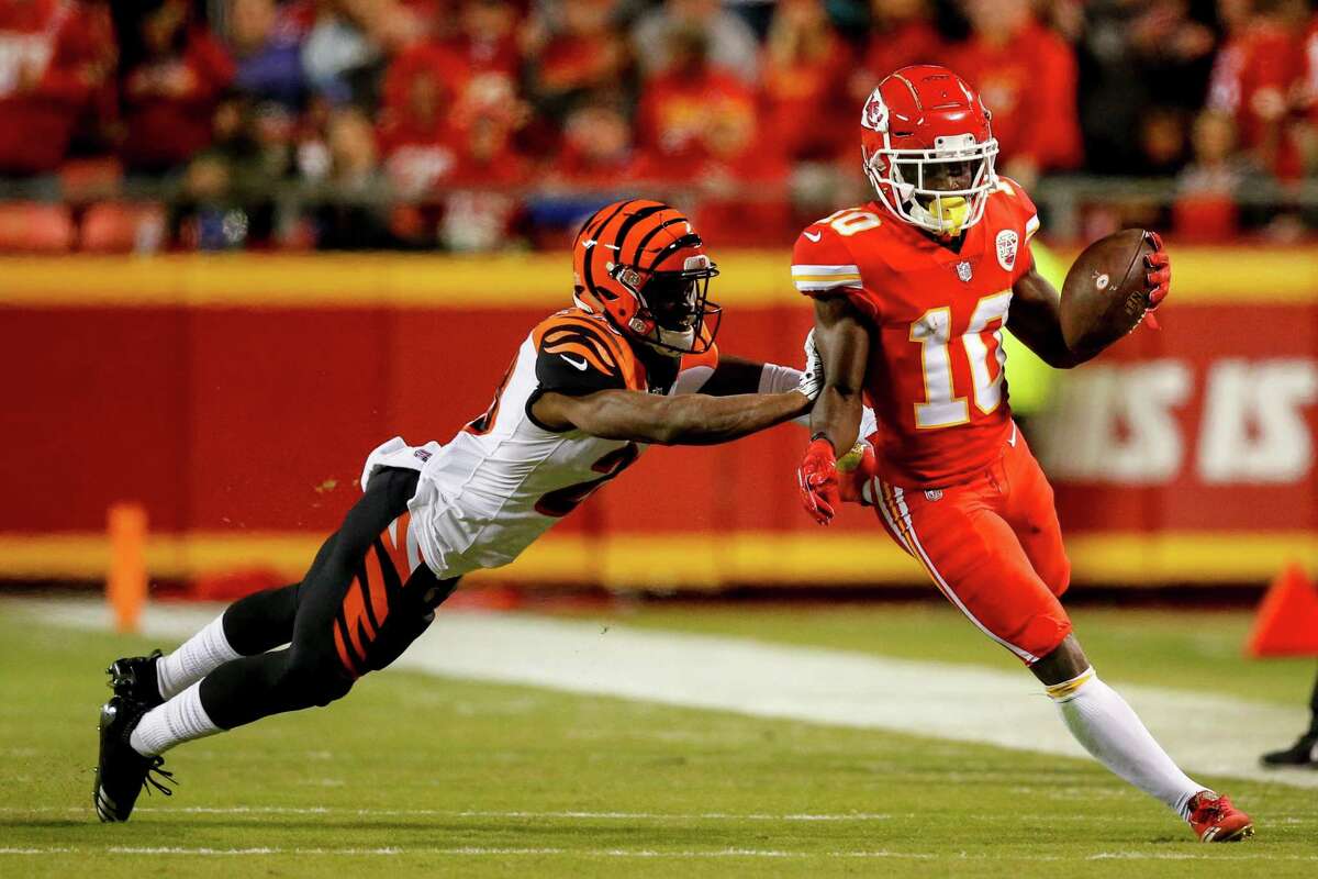 KANSAS CITY, MO - OCTOBER 21: Tyreek Hill #10 of the Kansas City Chiefs tries to avoid being pushed out of bounds by Tony McRae #29 of the Cincinnati Bengals during the second quarter of the game at Arrowhead Stadium on October 21, 2018 in Kansas City, Kansas. (Photo by David Eulitt/Getty Images) ***BESTPIX***