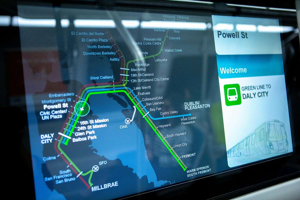 2018年10月24日星期三，在加利福尼亚州旧金山的鲍威尔街站停靠的新BART列车上的数字地图。经过多次延误，BART已经开始在从东湾到旧金山和戴利城车站的完整路线上运行新列车。