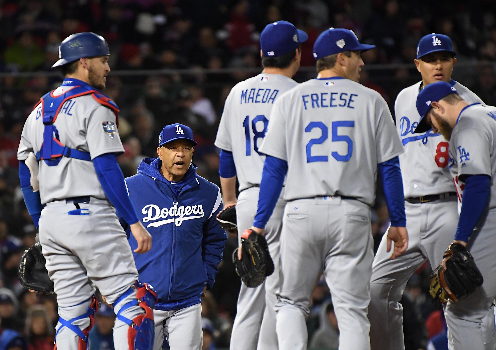 Dodgers, Dave Roberts endure 2 rough games in World Series