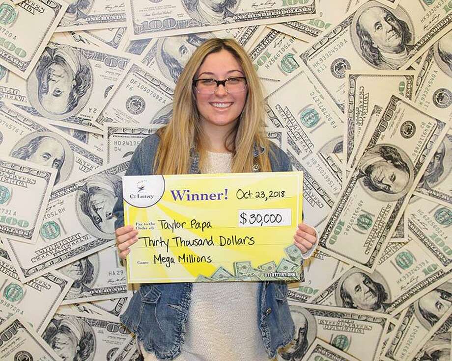 Taylor Papa, 22 ans, de North Haven, a remporté 30 000 $ lors du tirage au sort des Mega Millions du 23 octobre 2018. Elle a acheté le billet gagnant au Side Street Grille à Hamden où elle travaille comme serveur. Photo: Photo de loterie CT