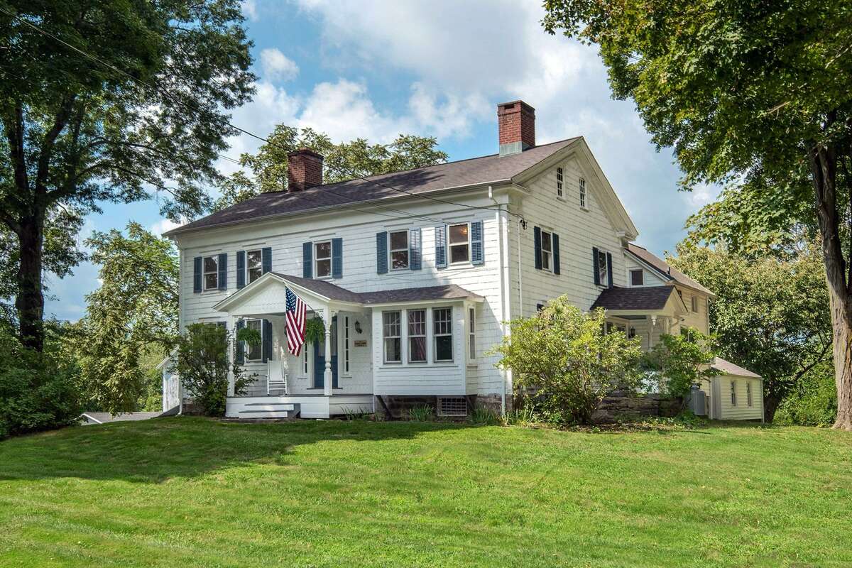 new england farmhouse dining room