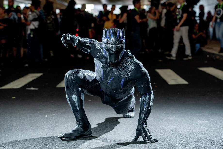 Un fan cosplays de Black Panther dans l'univers Marvel. Photo: Roy Rochlin, Stringer / Getty Images / 2018 Getty Images