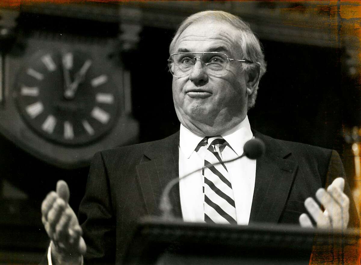 Former Gov. Lowell Weicker speaks in Hartford in 1994.